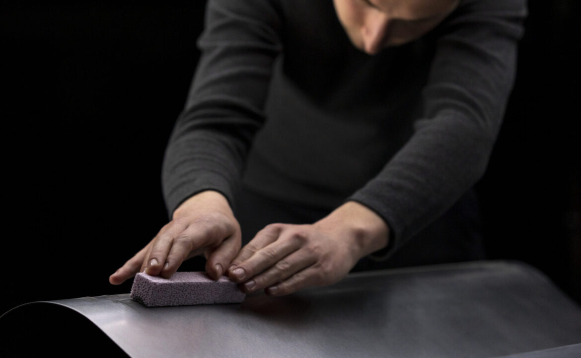 Artesano Takumi trabajando en la fabricación de un vehículo Mazda con precisión y detalle. / Suministrado Mazda