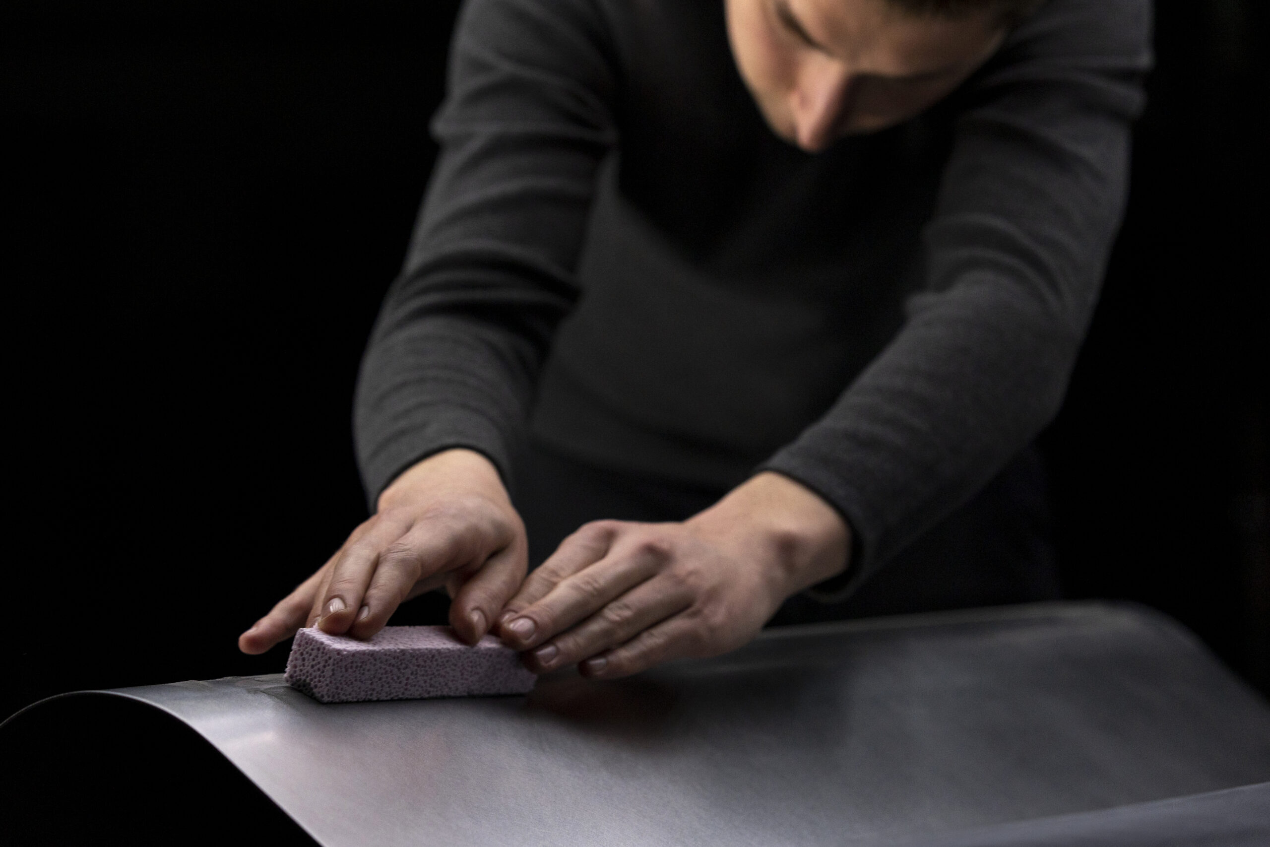 Artesano Takumi trabajando en la fabricación de un vehículo Mazda con precisión y detalle. / Suministrado Mazda